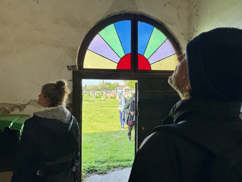 Inspection of the decay damages of the Tahara house at the Jewish Cemetery in Frauenkirchen, once one of the largest Jewish communities in Burgenland. Previously a space for ritual corpse washing, it is now used as a storage for the lawnmower. (photo: F. Graf)] 